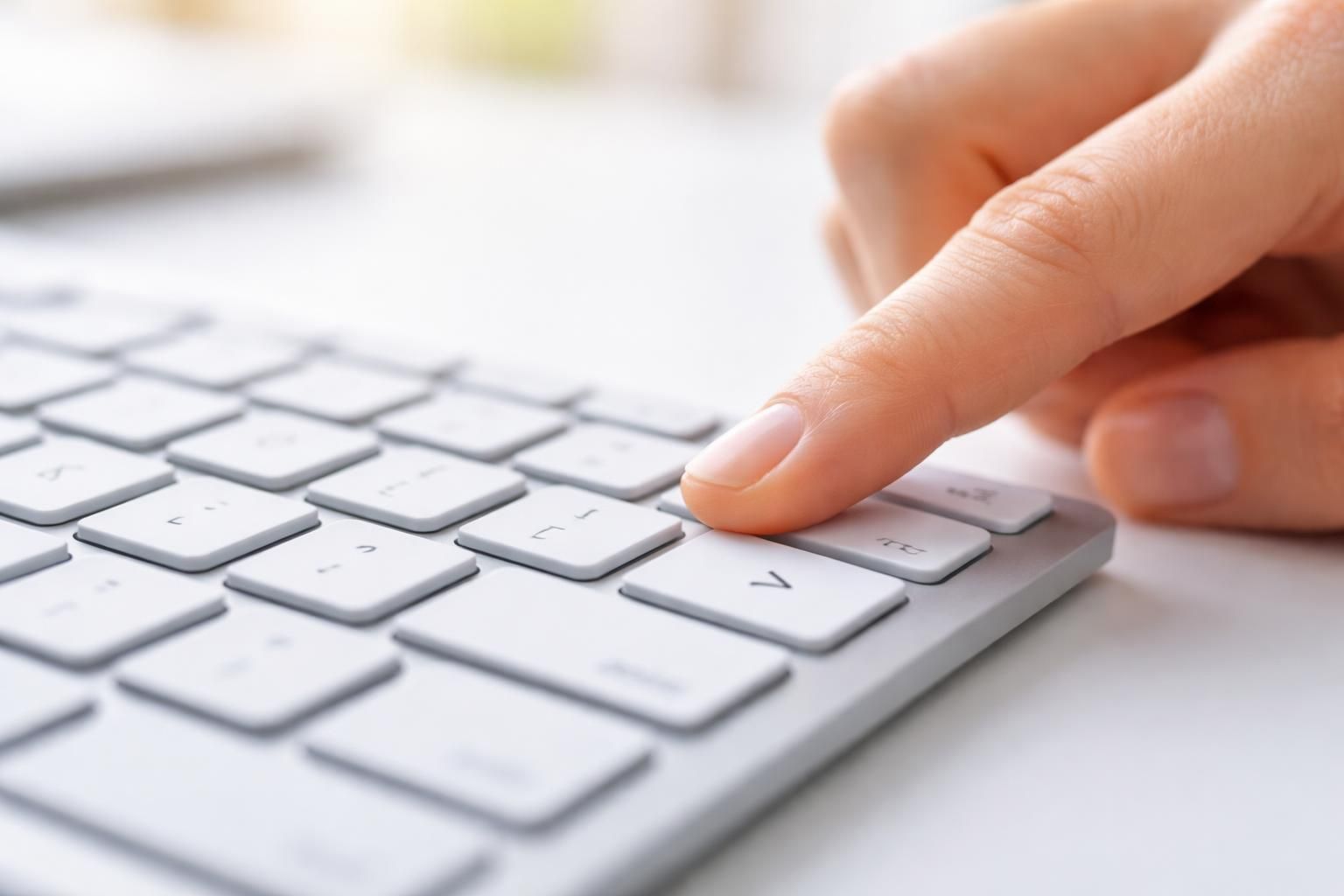 apprenez à utiliser facilement le signe supérieur (>) sur votre clavier grâce à ce guide complet pour les débutants. astuces et méthodes simples expliquées pas à pas.